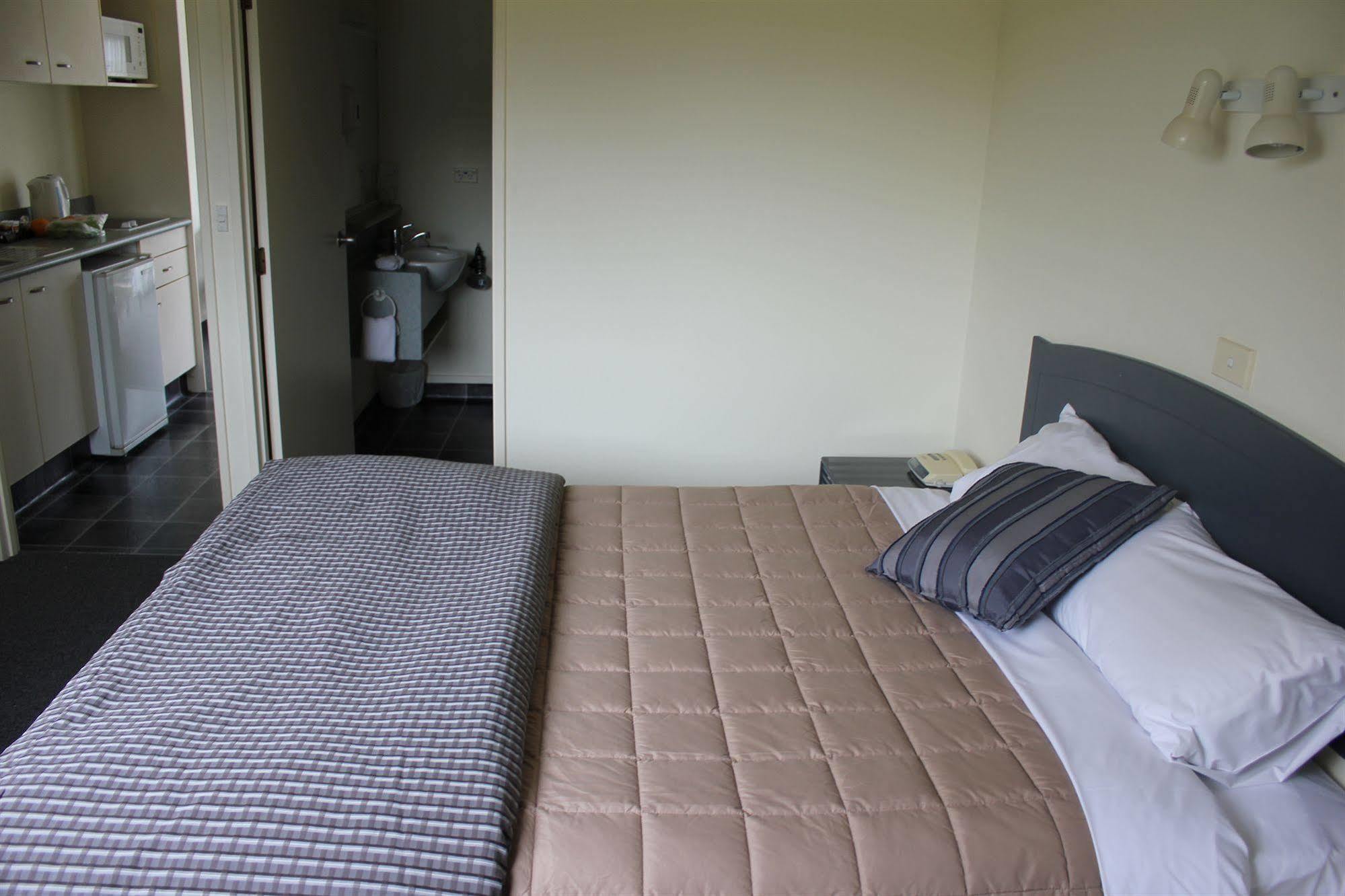 Baycourt Lakefront Motel Taupo Exterior foto