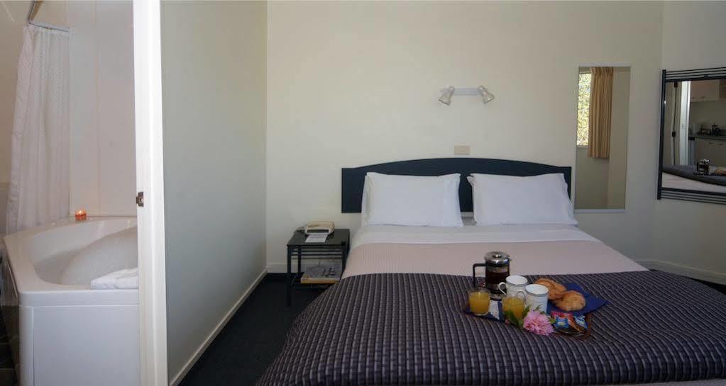 Baycourt Lakefront Motel Taupo Exterior foto