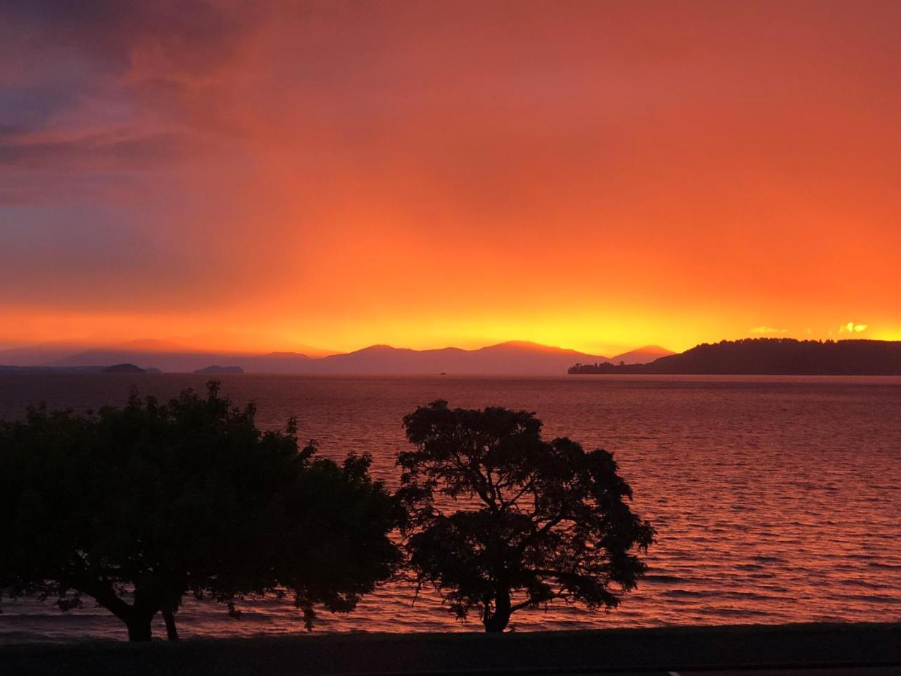 Baycourt Lakefront Motel Taupo Exterior foto